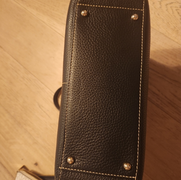 Classic Black Dooney & Bourke Pebble grained Chelsea bag EUC - Picture 3 of 6